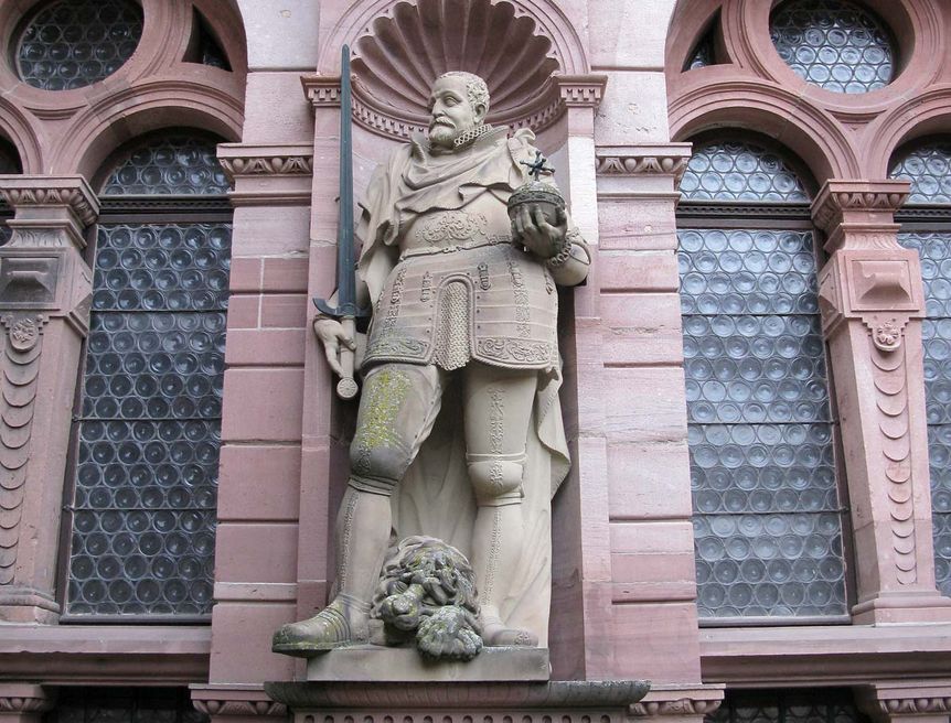 Image: Staatliche Schlösser und Gärten Baden-Württemberg, Julia Haseloff Sculpture of Friedrich III on the facade of the Ottheinrich’s Wing