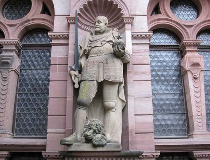 Figur Friedrichs III. an der Fassade des Friedrichsbaus