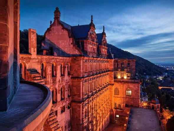 Schloss Heidelberg, Fassade in der Dämmerung