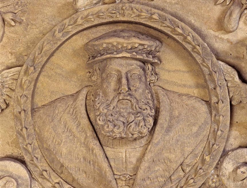 Image: Staatliche Schlösser und Gärten Baden-Württemberg, Andrea Rachele Circular portrait, also called a tondo, of Ottheinrich in stuccoed relief at Heidelberg Castle